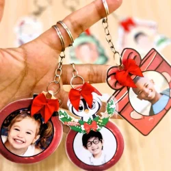 Chaveiros natalinos com fotos de crianças e enfeites de Natal.