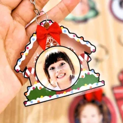 Chaveiro natalino com foto de criança e decoração festiva.