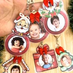 Chaveiros natalinos com fotos de crianças e temas de Natal.