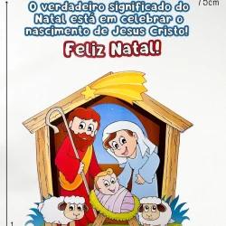 Cena de presépio natalino com Jesus, Maria, José e ovelhas.