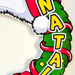 Decoração de Natal com tema de árvore de Natal e enfeites coloridos.