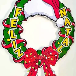 Guirlanda de Natal decorativa com chapéu de Papai Noel e laço vermelho.
