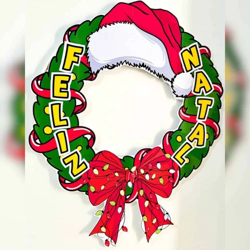 Guirlanda de Natal decorada com laço vermelho e chapéu de Papai Noel.