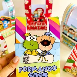 Lembrancinha de formatura com desenho de cachorro e sapo com diploma.