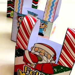 Sacolinhas de Natal decoradas com tema do Papai Noel e cores festivas.