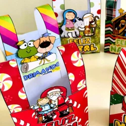Lembrancinhas de Natal com personagens infantis coloridos.