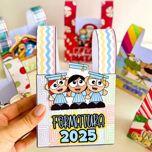 Sacolinhas de lembrancinha de formatura com personagens e tema colorido.