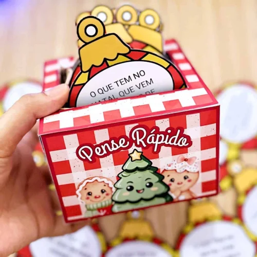 Brinquedo de Natal Pense Rápido com personagens festivos e árvore de Natal.