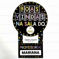 Plaquinha de porta com mensagem de boas-vindas para sala de aula.