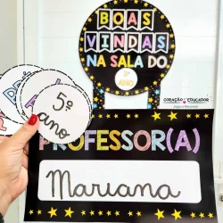 Plaquinha de porta com mensagem de boas-vindas para sala de aula.
