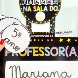 Plaquinha de porta com mensagem de boas-vindas na sala de aula.