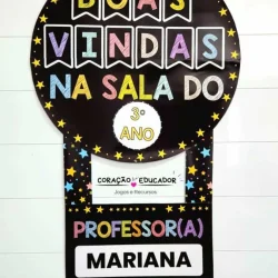 Plaquinha de porta com mensagem de boas-vindas para sala de aula.