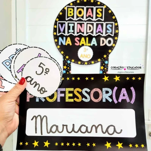 Plaquinha de porta com mensagem de boas-vindas para sala de aula.