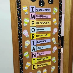 Porta de acolhida com acróstico sobre valores importantes.