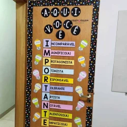 Porta de Acolhida com palavras positivas e lâmpadas coloridas.