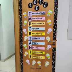 Porta de acolhida com palavras que representam valores positivos.