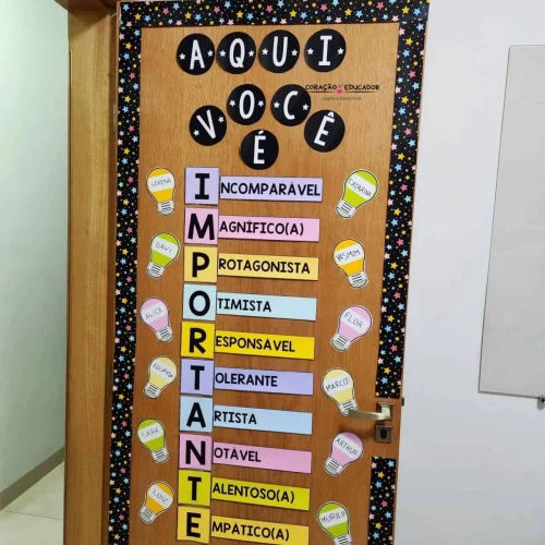 Porta de Acolhida com palavras positivas e lâmpadas coloridas.