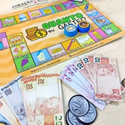 Jogo de tabuleiro Quanto eu Gastei? com dinheiro e moedas.
