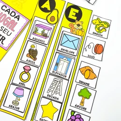 Cartazes educativos com vogais A e E e objetos relacionados.