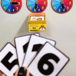 Jogo de cartas com números para ensino de sistema decimal.