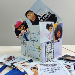 Caixa Cenário do material Amor de Cabelo com 29 cartões ilustrados e molde para atividades interativas.