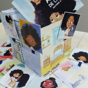 Caixa Cenário do material Amor de Cabelo com 29 cartões ilustrados e molde para atividades interativas.