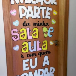 Decoração de porta com frase e corações coloridos para sala de aula.