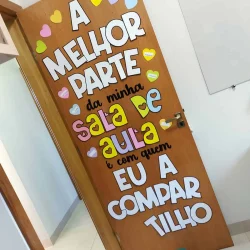 Porta decorada com frase motivacional e corações coloridos.