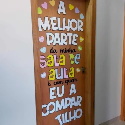 Decoração de porta com frases e corações coloridos para sala de aula.