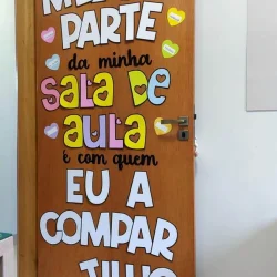 Porta decorada com mensagem motivacional e corações coloridos.