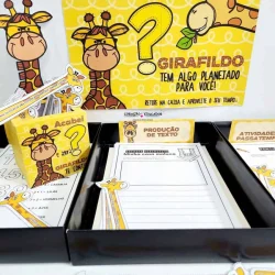 Caixa de tarefas com tema de girafas e atividades educativas para crianças.