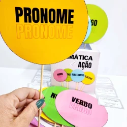 Jogo educativo de gramática com pronomes e verbos coloridos.