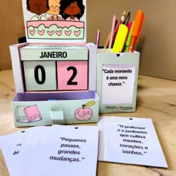 Calendário de mesa com frases motivacionais e blocos de data.