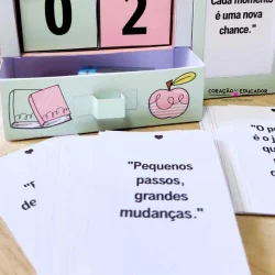 Calendário permanente motivacional com frases inspiradoras para educação.
