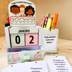 Calendário de mesa com mensagens motivacionais e materiais escolares.