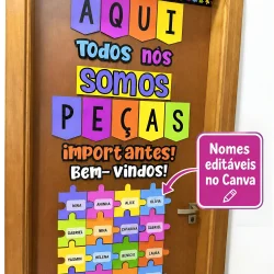 Quadro de porta com nomes de alunos em peças de quebra-cabeça coloridas.