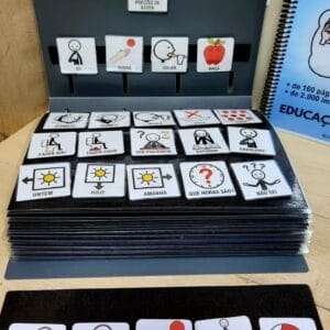 Facilite a comunicação com a Prancha de Comunicação Alternativa. 160+ páginas e 2.000 imagens para promover inclusão e autonomia. Confira!