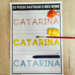 Atividade de escrita do nome Catarina com diferentes materiais escolares.