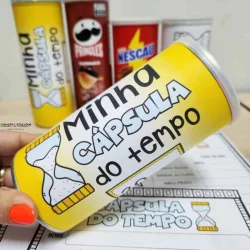 Cápsula do Tempo com itens diversos e formulário de registro.