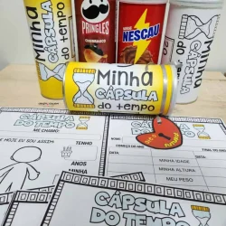 Brinquedo educativo Cápsula do Tempo com latas e fichas de atividades.