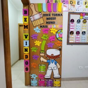 Porta Afetiva - Edição Cores: decoração colorida e personalizada para salas de aula, com nomes dos alunos e mensagem de acolhimento.