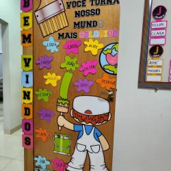 Porta com decoração colorida e mensagem sobre o mundo mais colorido.
