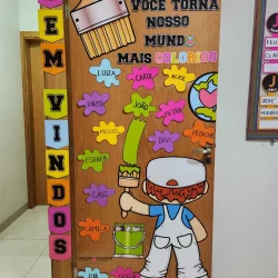Porta com decoração colorida e personagem infantil com tinta e balde.