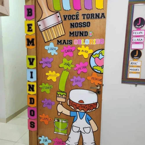 Porta decorada com pintura e nomes de crianças, tema colorido e criativo.