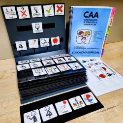 Ferramentas de comunicação alternativa com cartões e manual educativo.