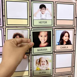 Atividade educativa com fotos de crianças e nomes para identificação.