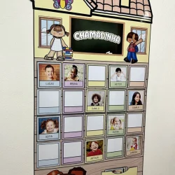 Chamadinha interativa com fotos de crianças e espaço para nomes.
