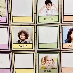 Crianças sorrindo em atividade de chamadinha interativa na sala de aula.