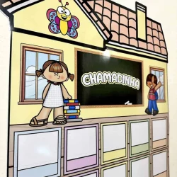 Chamadinha interativa com crianças e decoração escolar colorida.