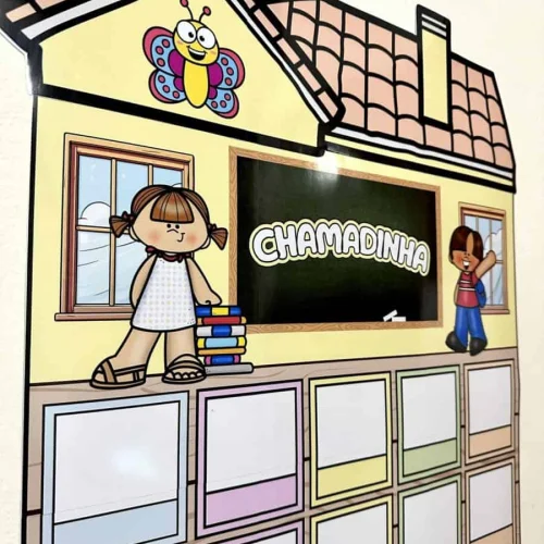 Chamadinha interativa com crianças e decoração escolar colorida.